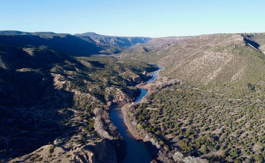 Foto aérea del 11 de abril del 2020 suministrada por los WildEarth Guardians que muestra un tramo del río Bravo que pasa por el White Rock Canyon, Nuevo México. Expertos dicen que el caudal del río es la mitad que el normal en esta época. (AP)