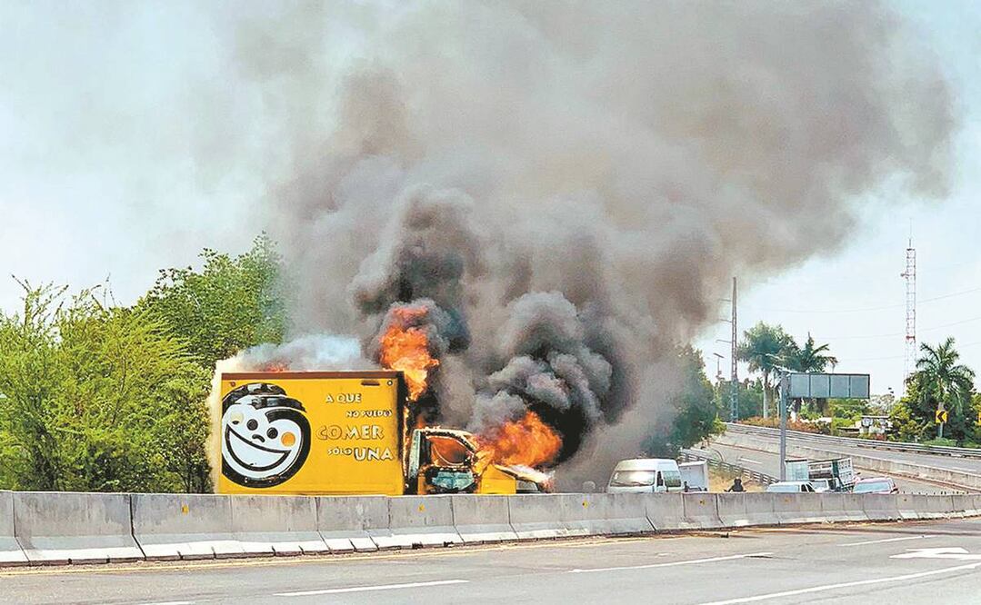 En Múgica, Apatzingán, Parácuaro y Buenavista integrantes de Cárteles Unidos le pren-dieron fuego a camiones de carga y camionetas repartidoras de empresas comerciales. Foto: Especial.