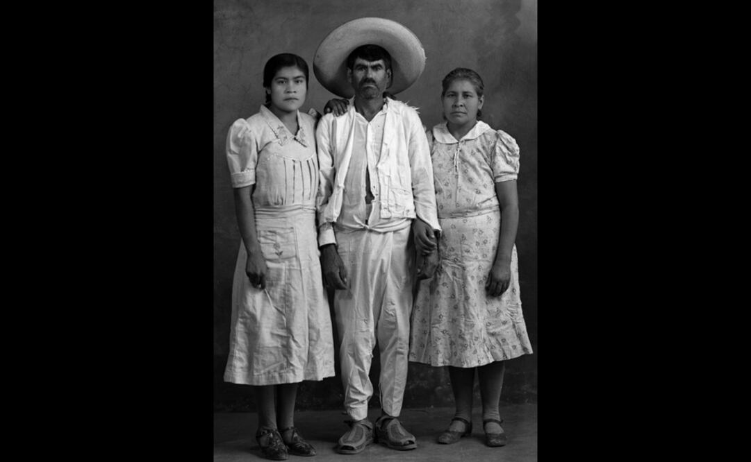 Retratos de estudio, Jaral del progreso, Guanajuato, México, 1925-1955. Foto: Rutilo Patiño / CORTESIA FUNDACIÓN TELEVISA