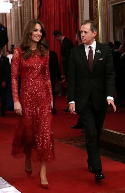 Kate Middleton deslumbra con vestido rojo hecho por manos artesanas