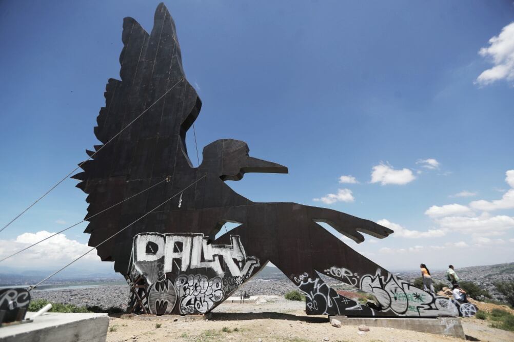 La pieza de Jorge Marín fue instalada en mayo, y ya esta vandalizada con grafitis aunque aún no se inaugura. (ALEJANDRO ACOSTA. EL UNIVERSAL)