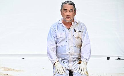 Activista se deja tirar heces de vaca al perder apuesta sobre el nuevo gobierno en Tailandia