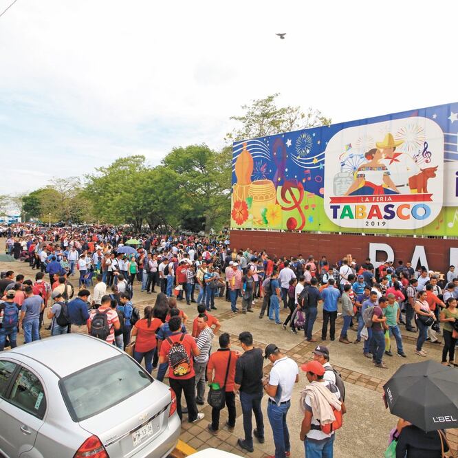 Los aspirantes hicieron una fila de más de cuatro kilómetros hasta la nave 1 del Parque Tabasco, durante el primer día de la bolsa de trabajo para la refinería. FOTOS: LUMA LÓPEZ. EL UNIVERSAL