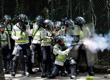 Dispersan con gas lacrimógeno a estudiantes en Caracas