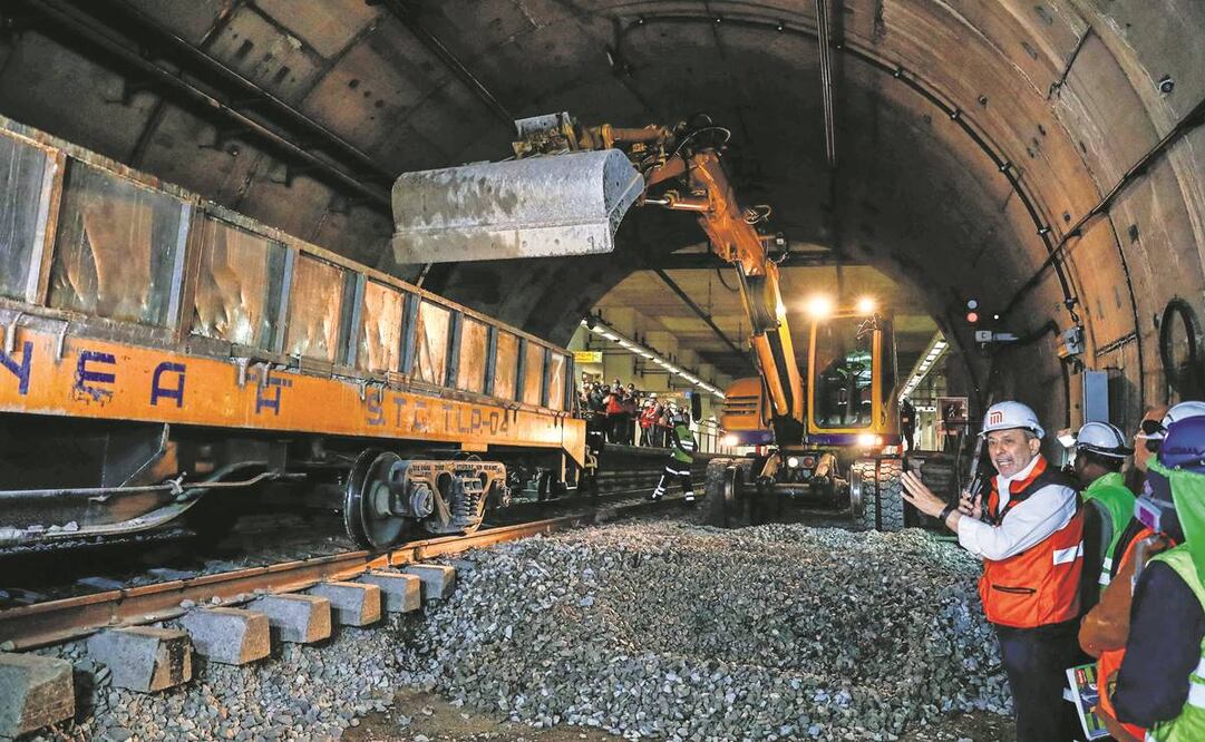 En la estación Zapata fueron retirados los rieles, balasto y durmientes; con una retroexcavadora se moviliza el material. Foto: Diego Simón/EL UNIVERSAL