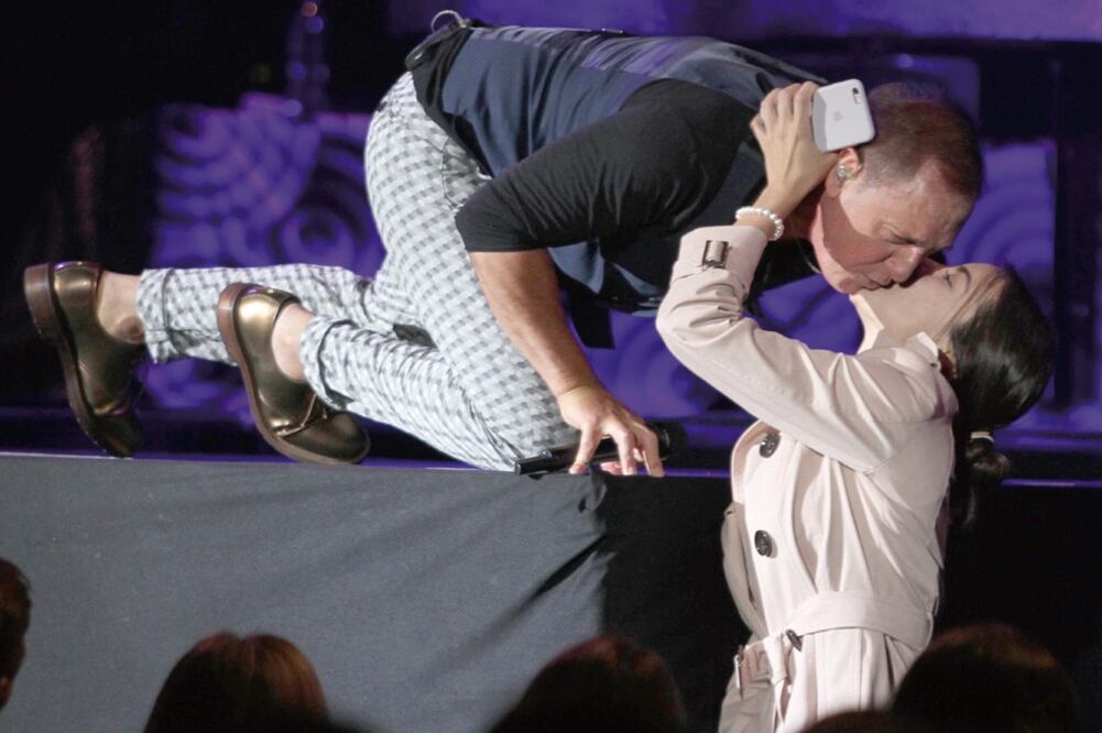 Una fan le robó un beso cerca de la boca y una selfie (AGUSTÍN SALINAS. EL UNIVERSAL)