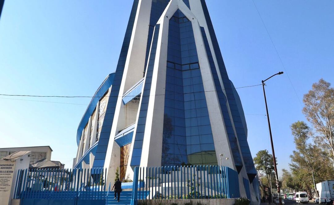 Al costado de un paradero y del metro La Raza, en la CDMX, se encuentra uno de los 15 mil templos que asegura tener la Iglesia de la Luz del Mundo. | Foto: Berenice Fregoso.