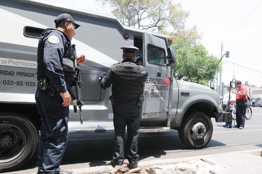 Los policías explicaron que entraron a una tienda y hallaron a los ladrones intentando someter a los custodios de la camioneta de valores 