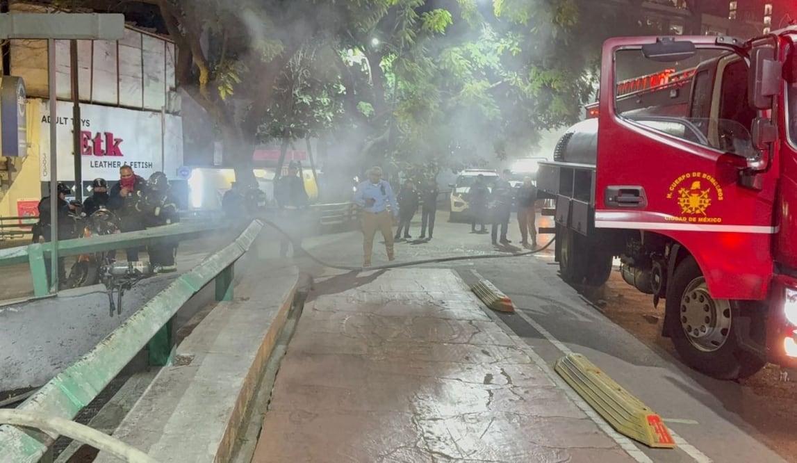 La noche del lunes se registró un incendio en respiradero del Metro Insurgentes; rescatan a gato con quemaduras. Foto: Especial