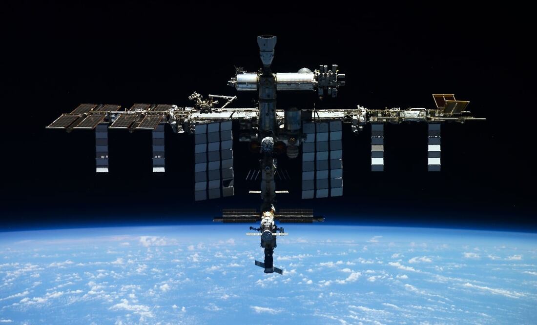 Foto publicada por la corporación espacial rusa Roscosmos en la que aparece la Estación Espacial Internacional. FOTO: AP