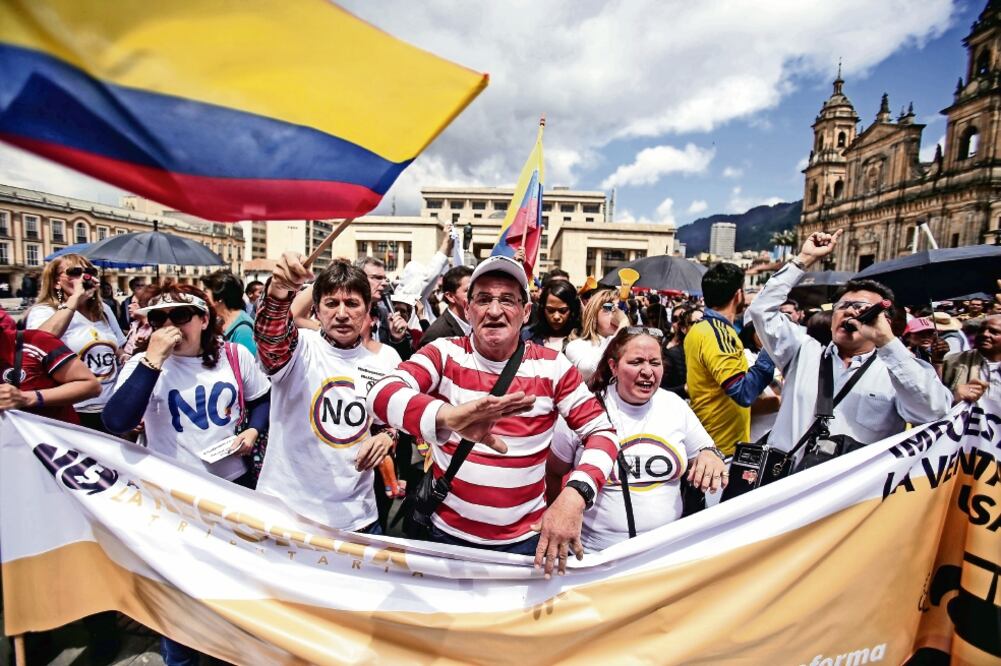 Colombianos partidarios del “no” al acuerdo de paz con las FARC se manifestaron ayer en Bogotá, donde el Congreso avaló el documento. (FOTO: JHON PAZ. XINHUA)