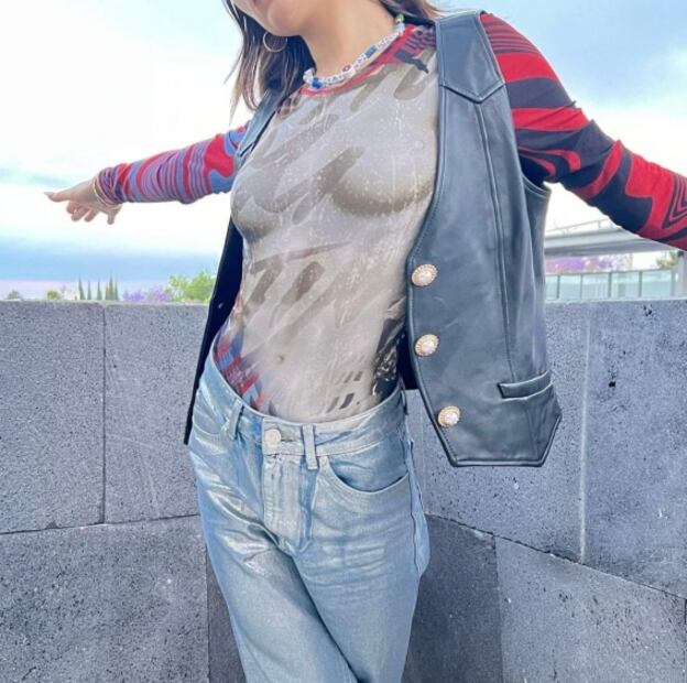 Danna Paola luce los jeans metálicos que vas a querer