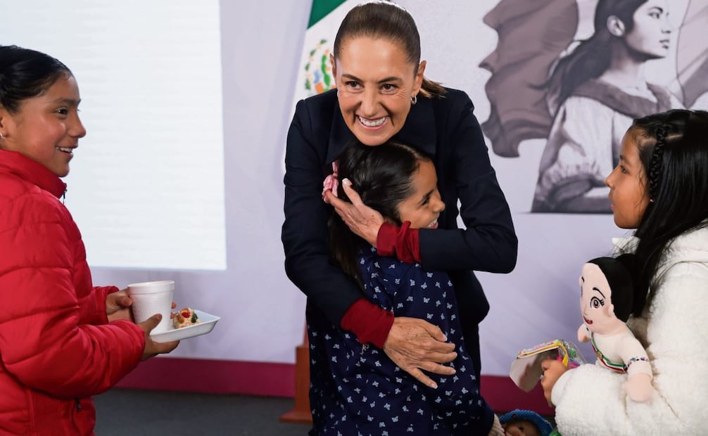 Los pequeños aprovecharon para saludar y abrazar a la Presidenta, hacerle preguntas e incluso pedirle autógrafos. Foto: Carlos Mejía / EL UNIVERSAL