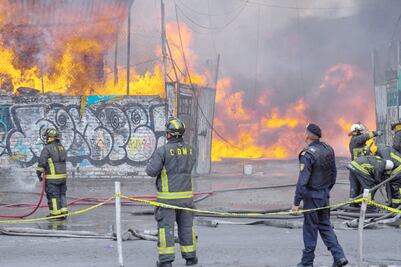 Incendio arrasa con bodega en Iztapalapa
