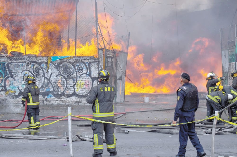 Bomberos, personal de Protección Civil y elementos de la Secretaría de Seguridad Ciudadana local trabajaron por más de una hora para sofocar el siniestro. Autoridades reportaron saldo blanco. Foto: JUAN MARTÍNEZ. EL UNIVERSAL