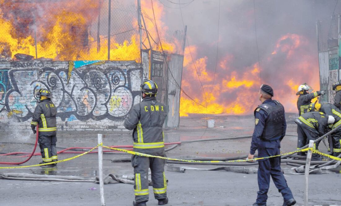 Bomberos, personal de Protección Civil y elementos de la Secretaría de Seguridad Ciudadana local trabajaron por más de una hora para sofocar el siniestro. Autoridades reportaron saldo blanco. Foto: JUAN MARTÍNEZ. EL UNIVERSAL
