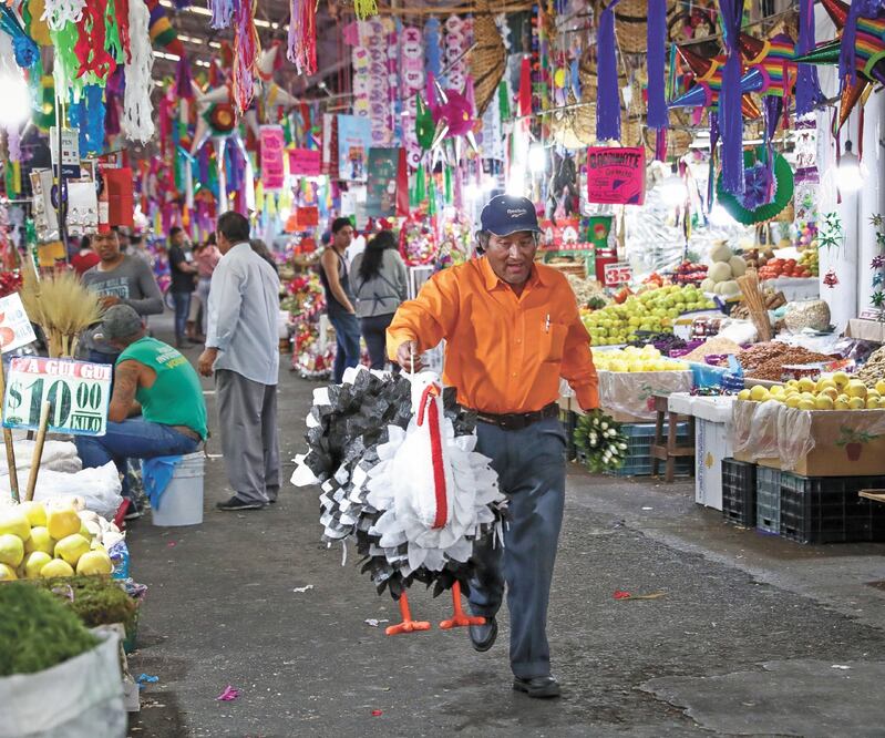 Mientras algunos comerciantes señalan que las ventas este fin de año mejoraron respecto a años anteriores, hay otros que señalan que no se ve a la misma cantidad de personas en los pasillos y las ventas se han reducido. Foto/DIEGO SIMÓN SÁNCHEZ