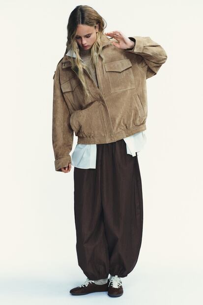 Tendencia estrella del otoño-invierno 2025: los bombachos combinan comodidad y estilo urbano. Foto: Zara