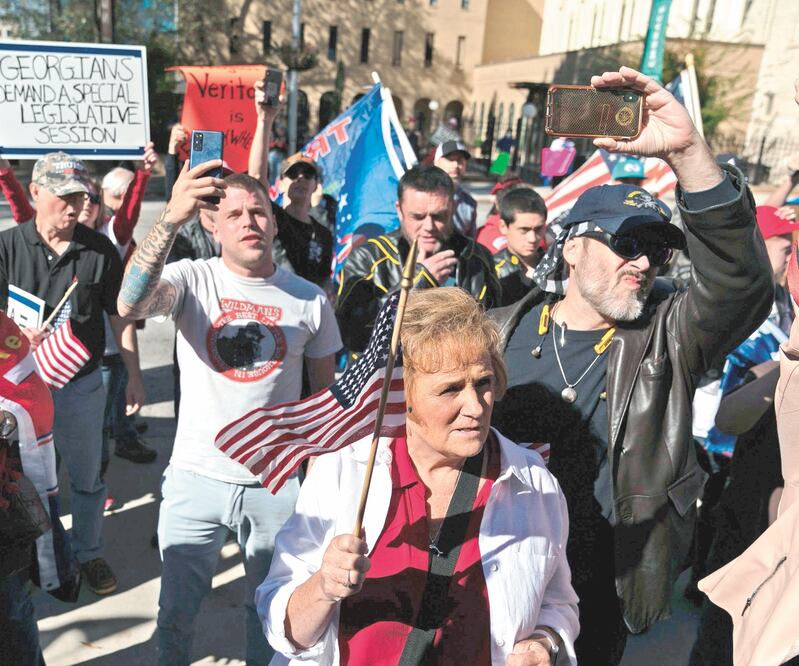 Seguidores del presidente Donald Trump durante una manifestación contra los resultados electorales en Atlanta, Georgia. Foto: ELIJAH NOUVELAGE. AFP