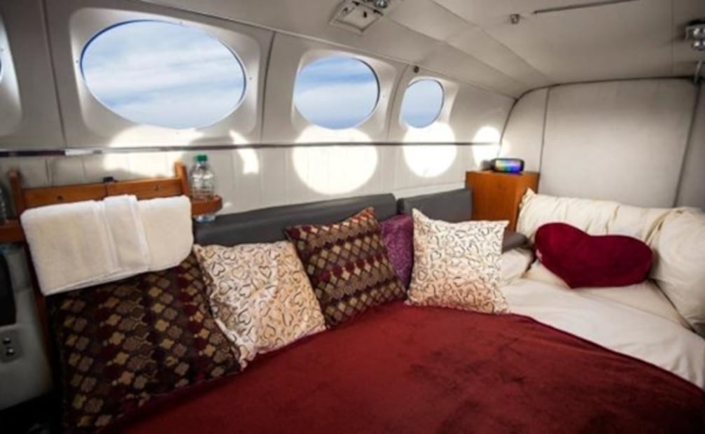 Desde tener relaciones sexuales hasta contraer matrimonio; así es el servicio con dos aviones Cessna 414