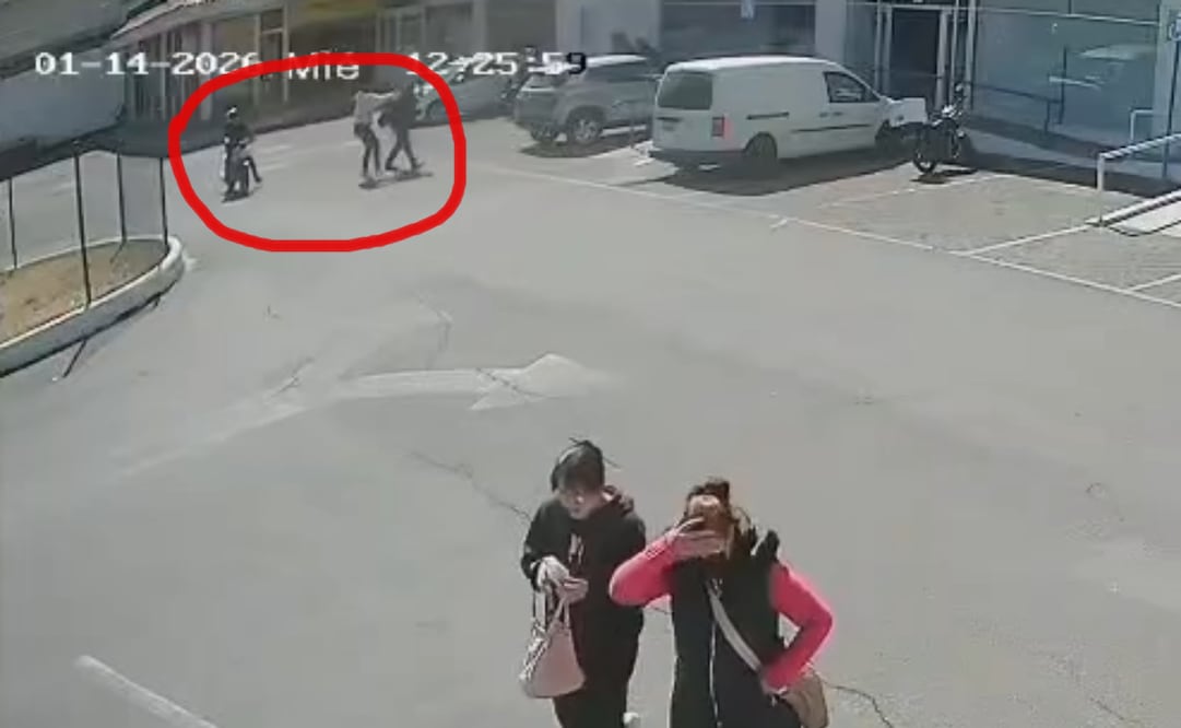 Dos sujetos despojan a un hombre de más de un millón de pesos tras realizar retiro en banco de Toluca.
Foto: Especial.