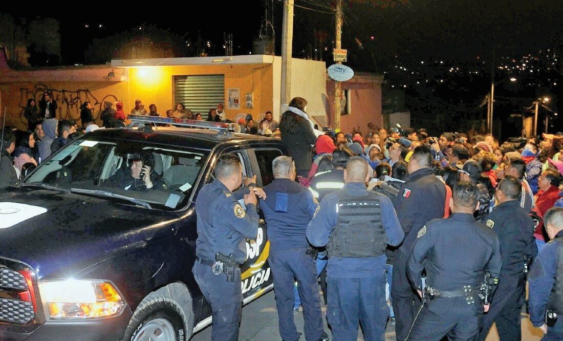 Los uniformados capitalinos intentaron dialogar con los pobladores, quienes rodearon el vehículo oficial para evitar que se llevaran al presunto violador. LUIS CARBAYO. CUARTOSCURO