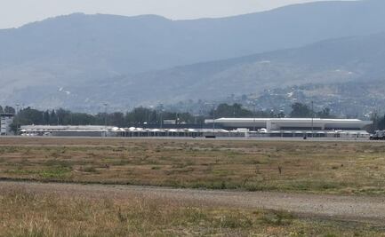 Tras reunión de 9 horas, avanza negociación con normalistas para liberar accesos al aeropuerto de Oaxaca 