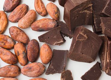 Comer chocolate podría ayudar a combatir la demencia