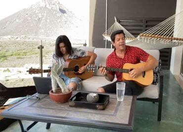 Con porras de sus vecinos, Yahir canta a las mamás