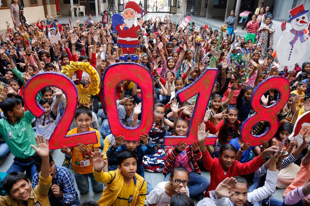 Niños de una escuela en Ahmadabad, India, festejan el Año Nuevo. (FOTO: AP Photo/Ajit Solanki)