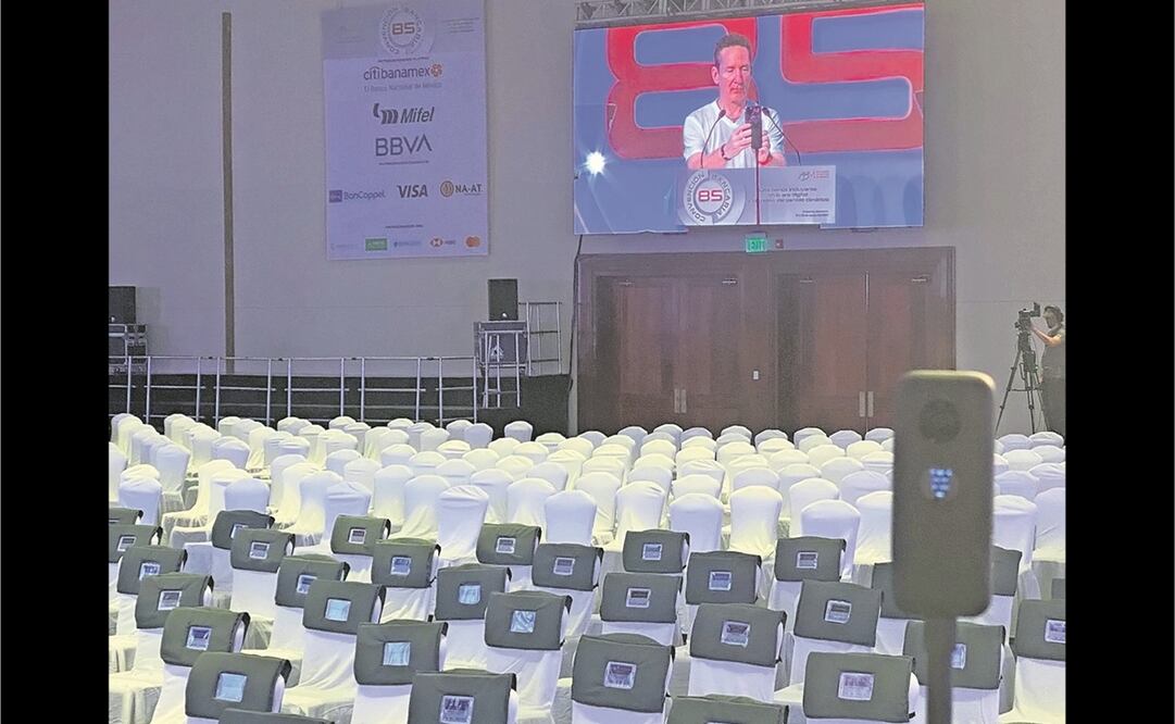 En la pantalla, el presidente de la Asociación de Bancos de México Daniel Becker, en Acapulco, quien revisa detalles para la convención. Foto: Tomada de Twitter