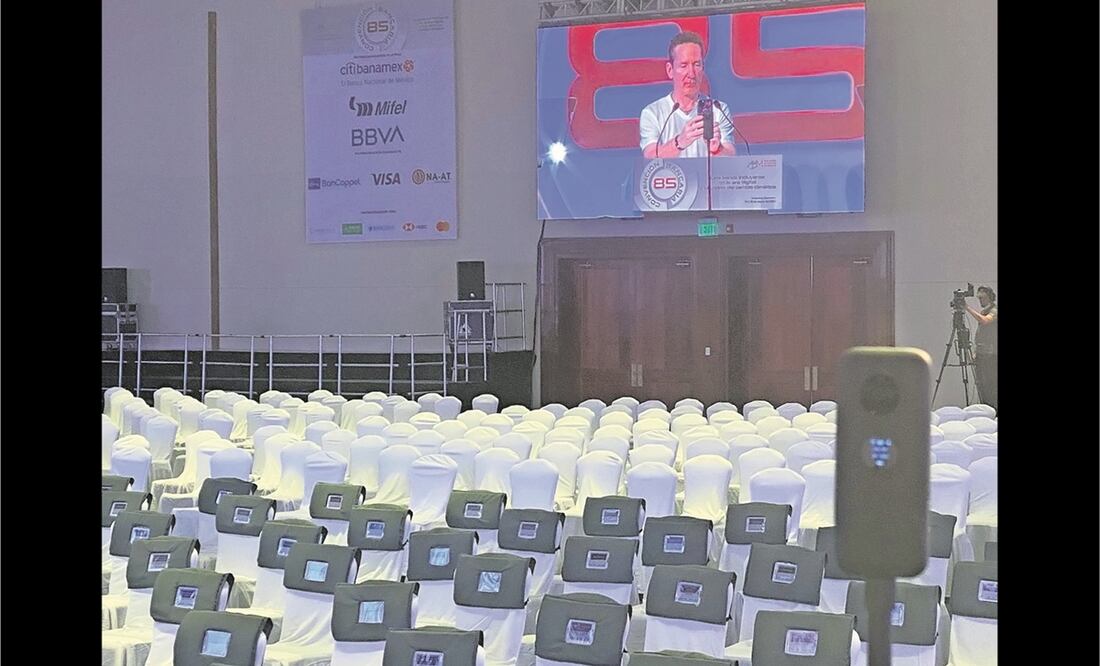 En la pantalla, el presidente de la Asociación de Bancos de México Daniel Becker, en Acapulco, quien revisa detalles para la convención. Foto: Tomada de Twitter