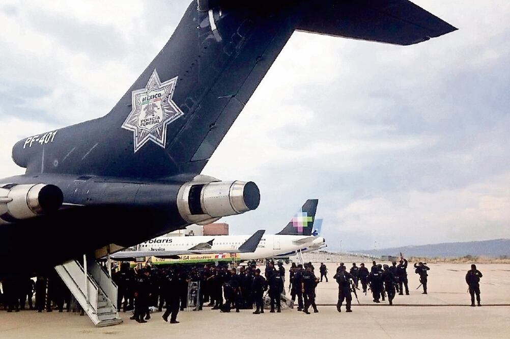 A bordo de varias aeronaves tipo Boeing 727, contingentes de la Policía Federal hicieron su arribo al Aeropuerto Internacional Ángel Albino Corzo de Tuxtla Gutiérrez, Chiapas. Se espera la llegada de más elementos por vía terrestre (ESPECIAL)