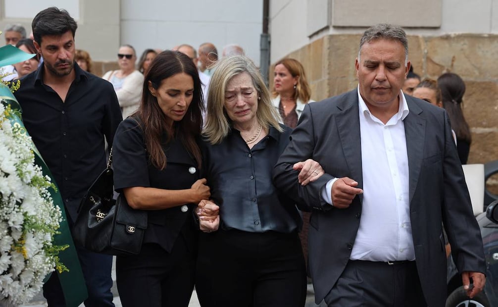 Paula Echevarría, su madre, Elena Colodrón, su hermano Luisma Echevarría y Miguel Torres a la salida de la Iglesia de San Félix tras el responso por Luis Ángel Echevarría Muñiz, padre de la actriz.
Europa Press Reportajes / Europa Press.