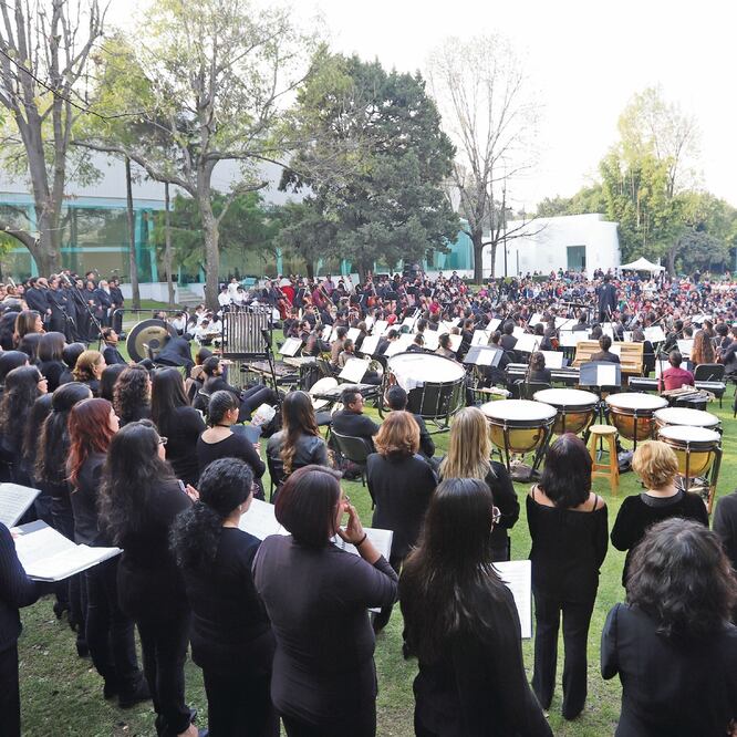 La cantata sinfónica Carmina Burana se interpretó en el área que fue helipuerto presidencial de Los Pinos. FOTOS: BERENICE FRAGOSO. EL UNIVERSAL