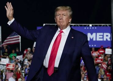 Llega a la Corte Suprema de EU caso por camiseta que se burla de Trump como "demasiado pequeño"