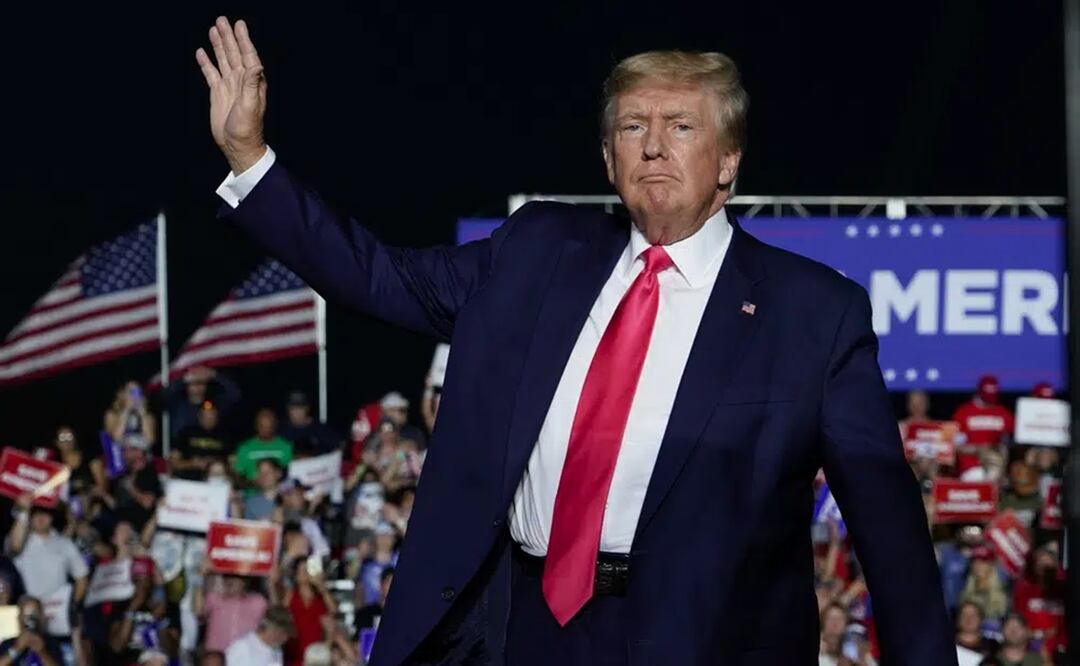 El expresidente Donald Trump llega a un mitin, en Waukesha, Wisconsin. Foto: AP