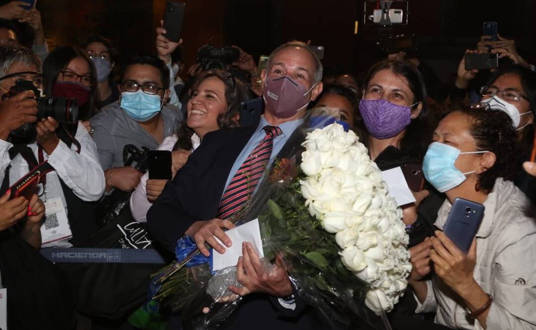 Un grupo de 20 mujeres llevaron serenata de despedida a Hugo López-Gatell, con rosas y pastel en mano. Foto: Carlos Mejía/EL UNIVERSAL 