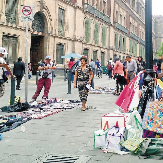 En dos meses han sido asesinados dos líderes del comercio en vía pública, a pesar de la vigilancia por cuadrantes, reconocen autoridades. BERENICE FREGOSO/ EL UNIVERSAL