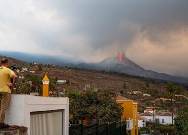 Los ríos de lava del volcán La Palma, atraen a miles de turistas