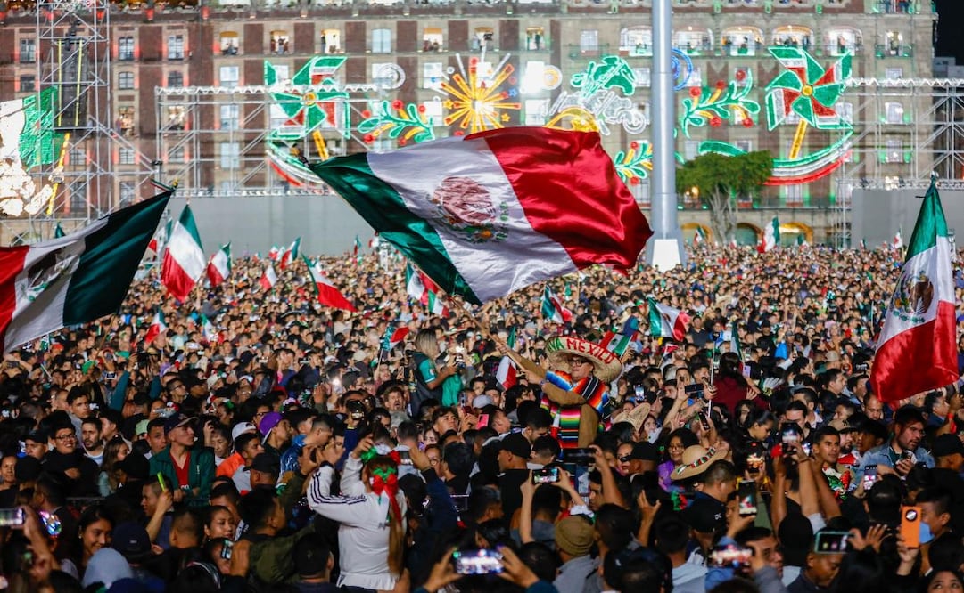 Mexicanos cantan con la Arrolladora Banda el Limón, previo al Grito de Independencia por la presidenta Claudia Sheinbaum (15/09/25). Foto: Diego Simón/EL UNIVERSAL