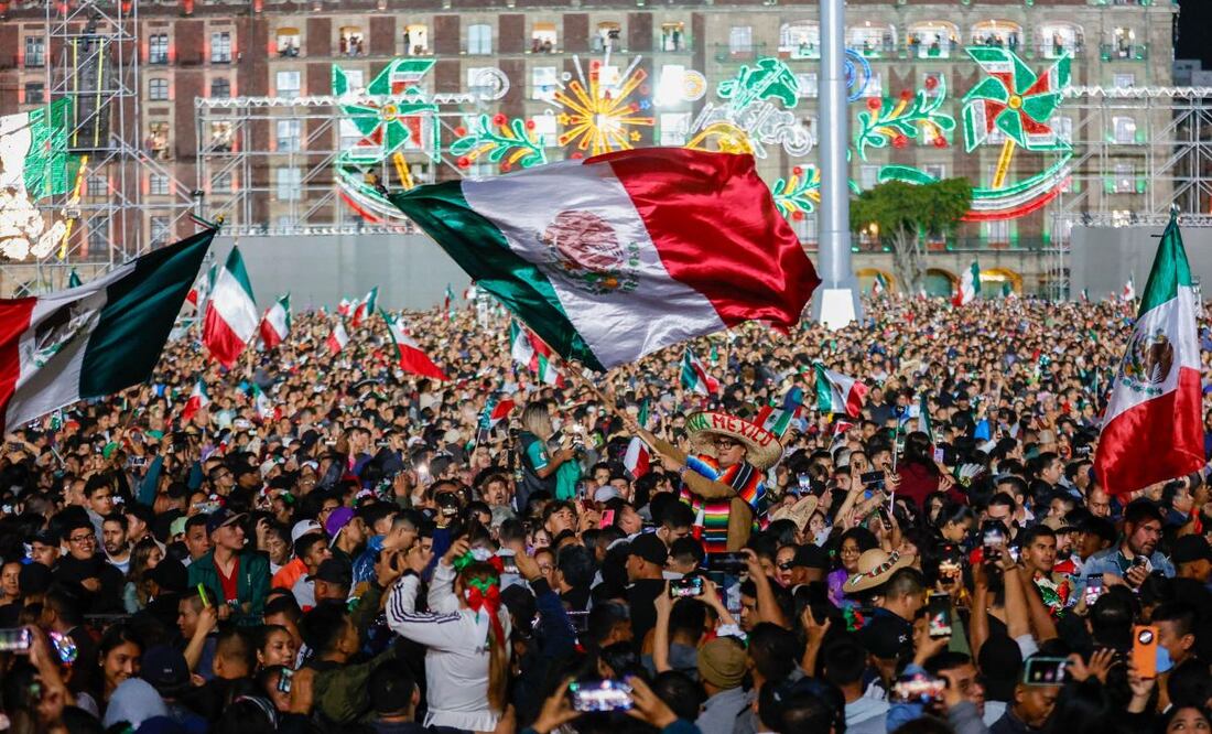 Mexicanos cantan con la Arrolladora Banda el Limón, previo al Grito de Independencia por la presidenta Claudia Sheinbaum (15/09/25). Foto: Diego Simón/EL UNIVERSAL