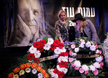 Despiden al escritor Amos Oz en una emotiva ceremonia