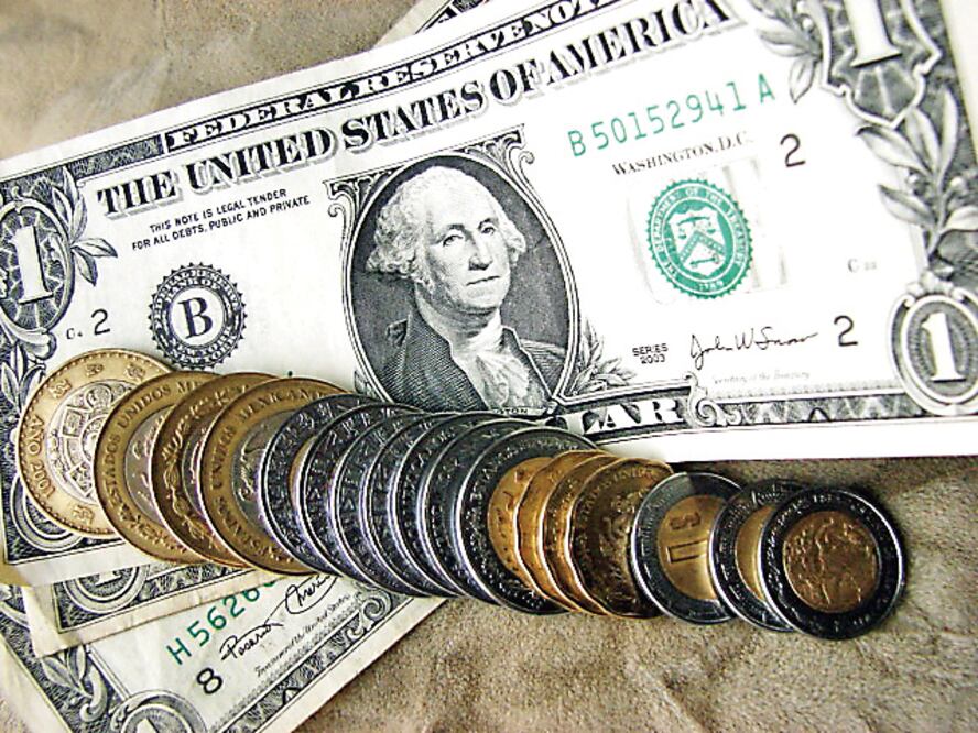 El tipo de cambio podría cerrar este año en 17.90 pesos por dólar, estima encuesta del banco central. Foto: Archivo / El Universal