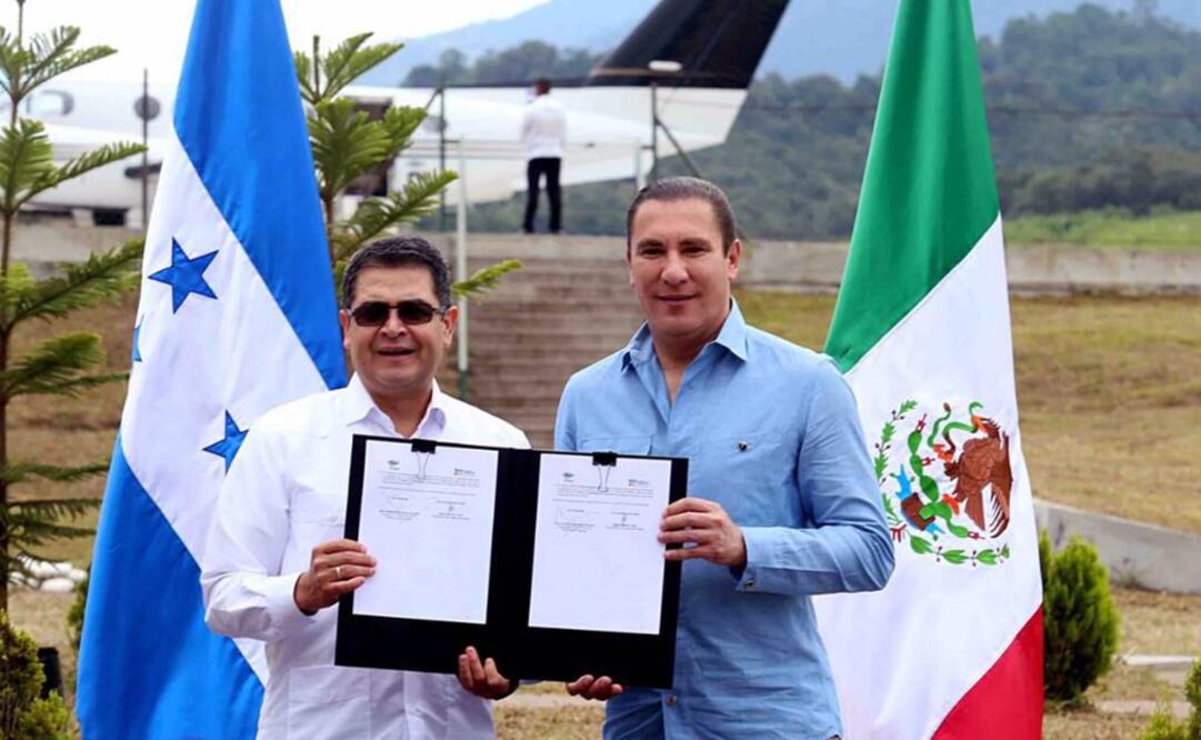 El presidente de Honduras, Juan Orlando Hernández, y el gobernador Rafael Moreno Valle signan acuerdo para impulsar la economía y desarrollo social (CORTESÍA)
