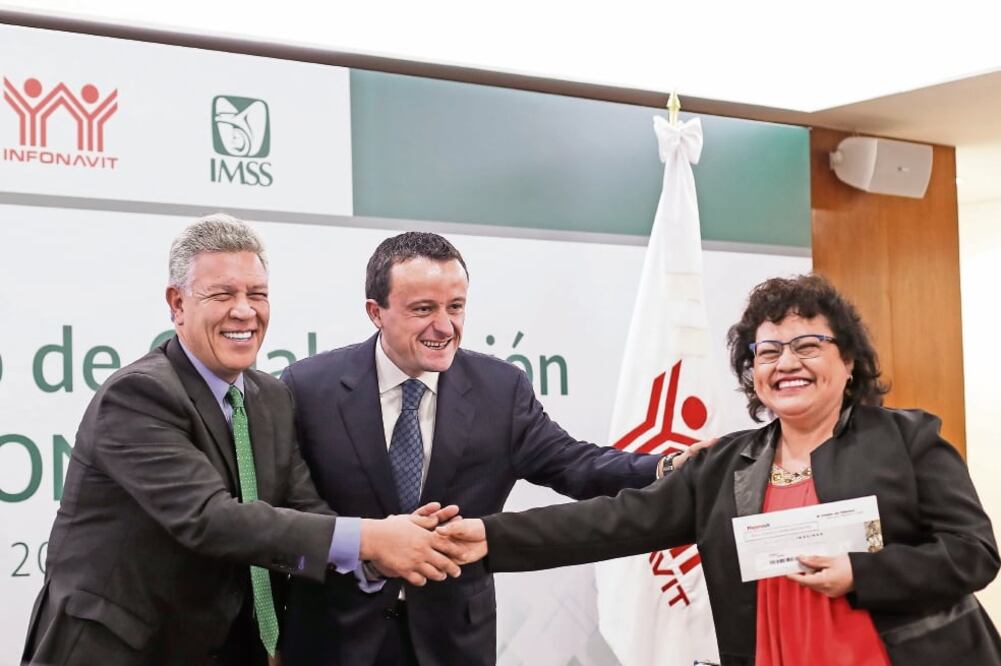 Durante la firma del acuerdo, David Penchyna (izq.) destacó que el Infonavit tiene como meta otorgar 100 préstamos en el programa Mejoravit y, si se requie re, volverán a hacer subastas para fondear el proyecto. (GERMÁN ESPINOSA. EL UNIVERSAL)