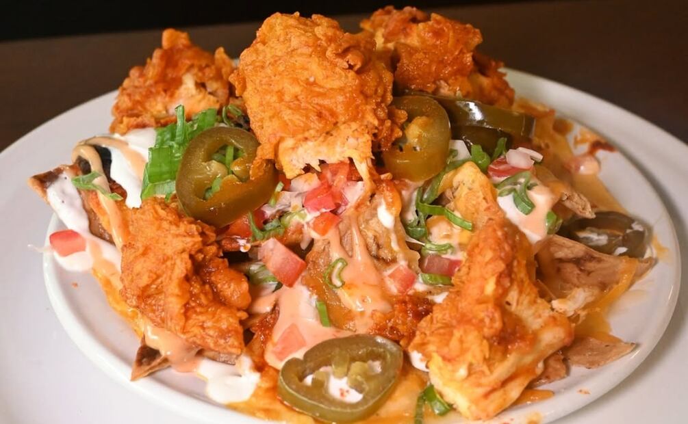 Visita Hot Mamma's Whisky Kitchen, pide un cocktail y unos waffles con pollo frito. Foto: Instagram