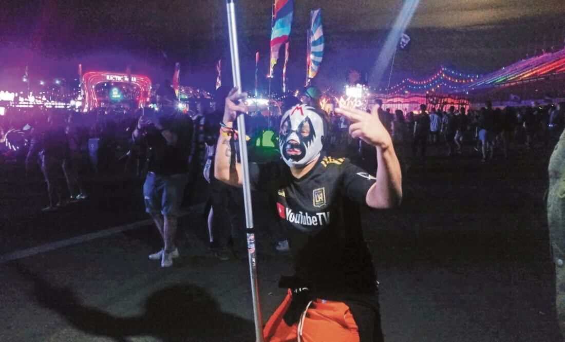 La presencia mexicana se hizo notar a través de máscaras de luchadores. / ARACELI GARCÍA, EL UNIVERSAL