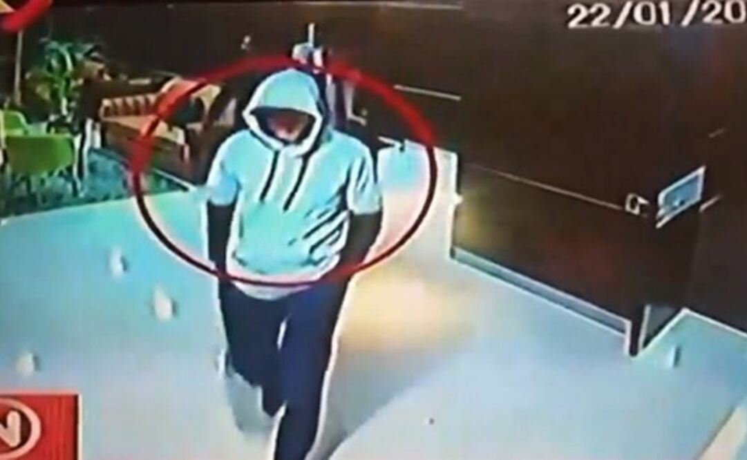 Exhibió un video de cámaras de seguridad en el que se ve a un hombre con una sudadera con capucha y con una gorra que impide que se le observe la cara. Foto: Captura de pantalla