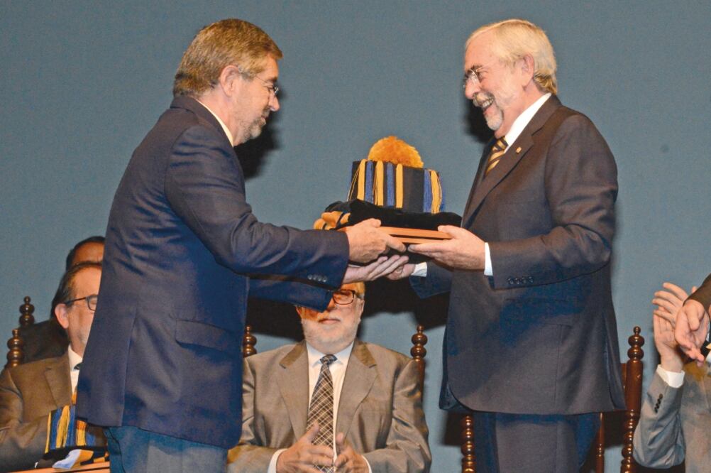 El ex rector de la UNAM Juan Ramón de la Fuente recibió de manos de Enrique Graue los ornamentos que lo acreditan como profesor emérito (UNAM)